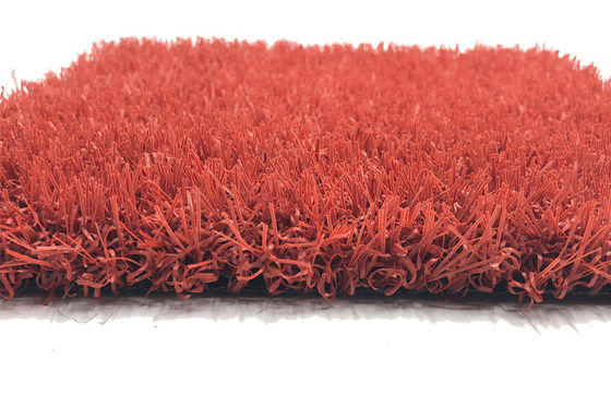 Cortile sintetico dell'erba di sport amichevoli rossi dell'animale domestico resistente all'uso