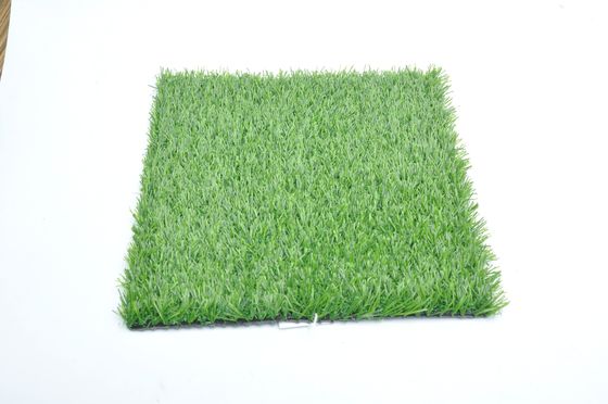Il sintetico di sport all'aperto erba il tappeto erboso delicatamente artificiale che assomiglia ad erba reale