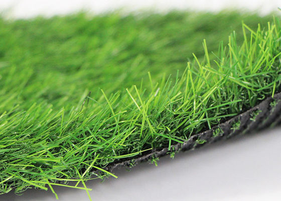 Sguardo reale dell'erba falsa della zolla del prato inglese 50mm del giardino di simulazione del campo di football americano