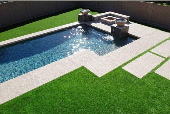Erba sintetica che circonda la piscina per il tuo giardino
